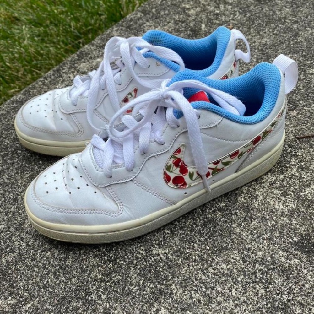 Nike cherry Swoosh Design - size 4y kids